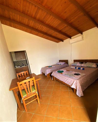 Ramo's Hilltop Retreat with Kitchenette and Patio - 2nd