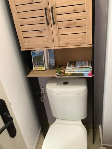 La salle de bains est pourvue de toilettes et d'une armoire en bois. dans l'établissement Duplex (5pers) dans village vacances en Ardèche, à Grospierres