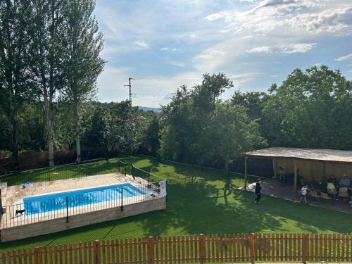 una vista aérea de una piscina en un patio en Sensaciones en Castaño de Robledo