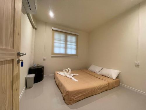 En eller flere senge i et værelse på กระบองแพะ