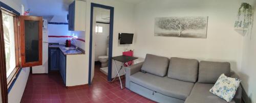 uma sala de estar com um sofá e uma cozinha em Canary Cozy House 4km from the Beach and the Airport em Ingenio