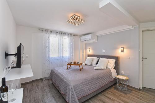 Un dormitorio con una cama con una mesa. en Double room with pool 2261, en Medulin