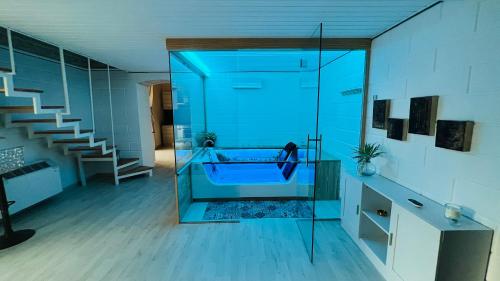 une chambre en verre avec baignoire au milieu d'une pièce dans l'établissement GILU', à Adelfia