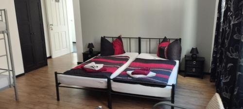 Un pat sau paturi într-o cameră la Zum Ewigen Rath