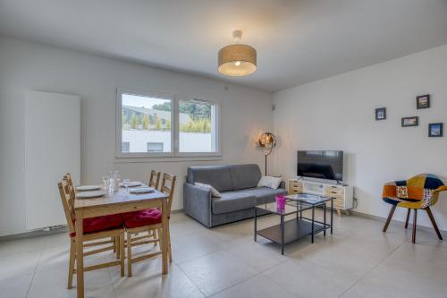 un salon avec un canapé et une table dans l'établissement View point Blue Lake, à Annecy