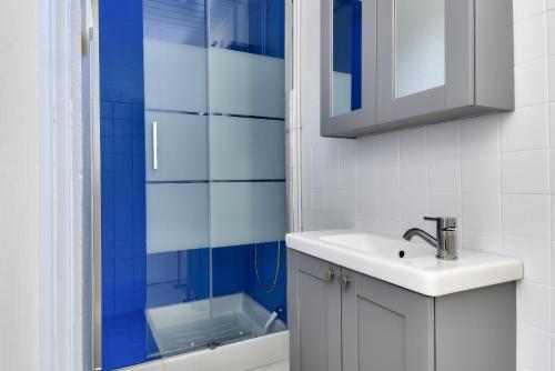 une salle de bain avec un lavabo et une douche dans l'établissement Maison pour 5 entre plage et forêt, à La Barre-de-Monts