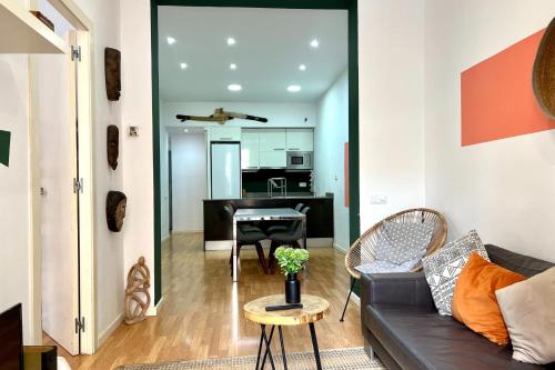 バルセロナにあるCentric 2 Bedroom Apartment with a Private Lovely Terraceのリビングルーム(ソファ、テーブル付)