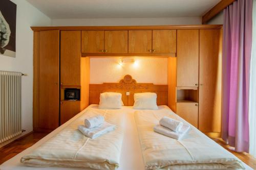 una camera con due letti e asciugamani di enJoy Appartements a Sankt Kanzian