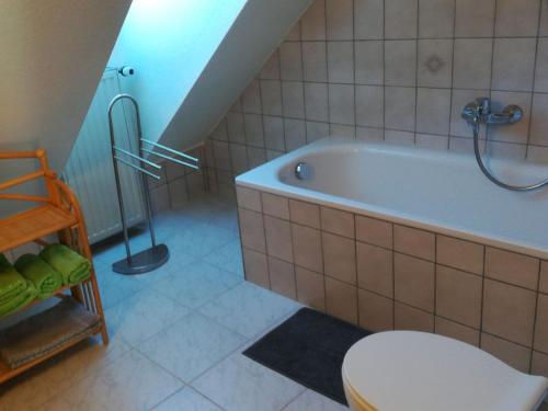 y baño con aseo y bañera. en Ferienwohnung S. Viering en Bernau bei Berlin
