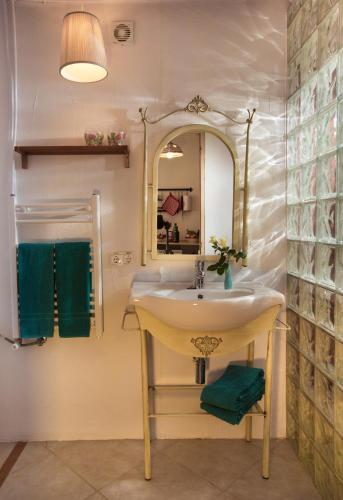 a bathroom with a sink and a mirror at El Arpa in El Chorro