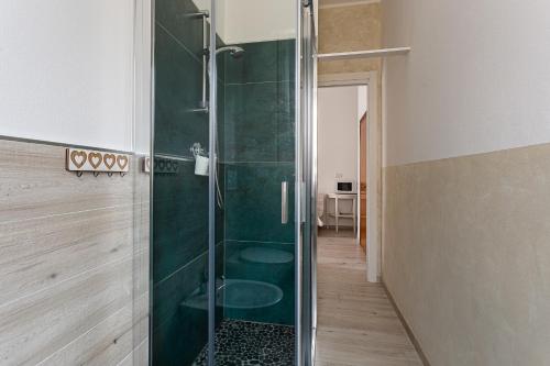 een badkamer met een douche en een glazen deur bij Villa Graziano in Cesenatico