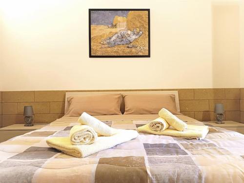 1 dormitorio con 1 cama con toallas en Casa Regina Elena - Locazione Turistica, en San Cesario di Lecce