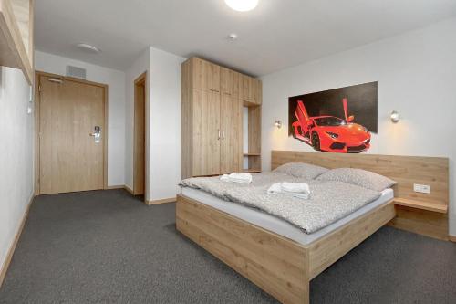 Кровать или кровати в номере HOTEL DOUBLE RED CARS Museum