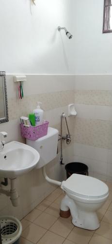 bagno con servizi igienici e lavandino di Homestay Merbau Bandar Putra Kulai a Kulai