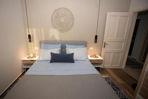 1 dormitorio con 1 cama con almohadas azules en Villa Maria - Seashore Serenity Villa at Myrties Beach Kalymnos, en Myrties