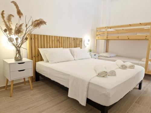una camera da letto con un grande letto bianco con testiera in legno di LT VISTA MARE -Baia Verde- Gallipoli a Gallipoli