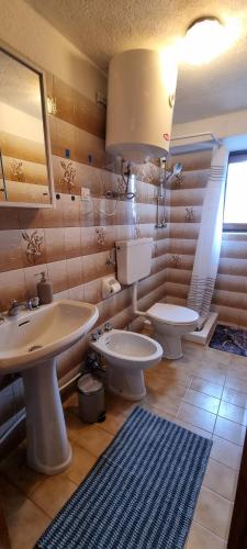 uma casa de banho com 2 lavatórios e 2 WC em La Maison de Vetan em Saint-Pierre