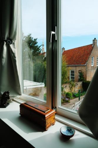 a window with a book on a window sill at Tiziana's Herberg in Zierikzee