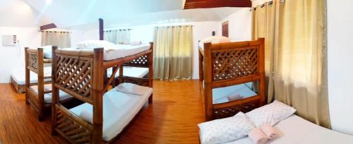 eine Gruppe Etagenbetten in einem Zimmer in der Unterkunft Siargao Tropic Hostel in General Luna