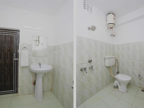 een badkamer met een wastafel en een toilet bij OYO Sai Sagar Residency in Bhubaneshwar