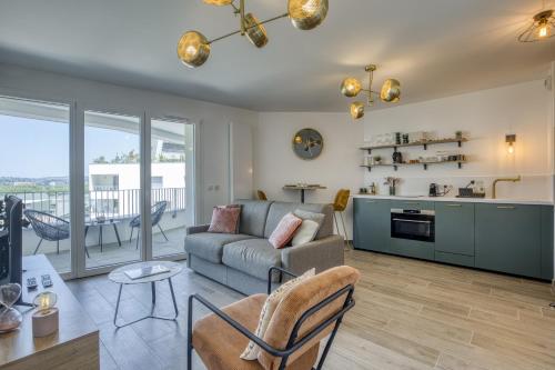 un salon avec un canapé et une table dans l'établissement View point Paradise, à Annecy