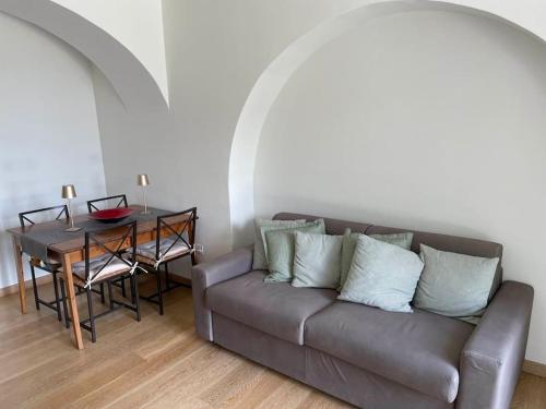 sala de estar con sofá y mesa en Belvedere, en Perugia