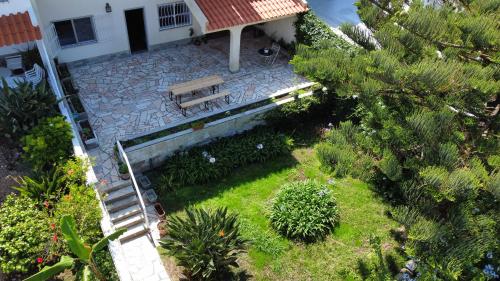 an overhead view of a park with a bench in a yard at Villa do Sol Carcavelos Beach House in Carcavelos