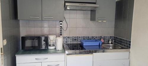 a small kitchen with a sink and a microwave at Nice Centre, Superbe Studio Proche Mer in Nice
