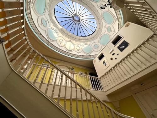 - un escalier en colimaçon dans un bâtiment avec plafond dans l'établissement Porto Wine Hostel, à Porto
