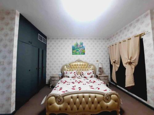 una camera da letto con un grande letto con cuscini rossi di Master Bed Room with Balcony Shared Apartment AUH UAE a Abu Dhabi