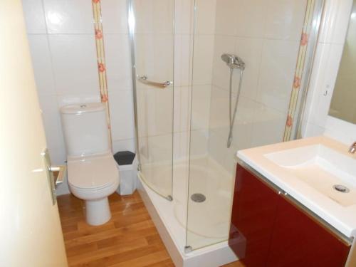 een badkamer met een douche, een toilet en een wastafel bij Villa climatisée proche mer Carnon Pérols in Pérols