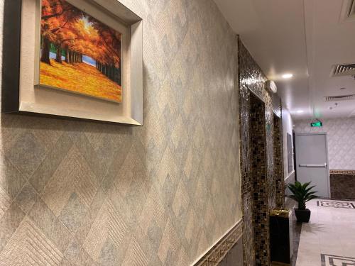 un dipinto appeso a un muro in un corridoio di Areen Hotel Al Basateen a Gedda