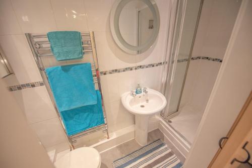 a small bathroom with a sink and a shower at Modern Apartment in Town Centre Skipton in Skipton