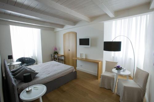 ビシェーリエにあるVilla Fornari Resortのベッドルーム1室(ベッド1台、テーブル、椅子付)