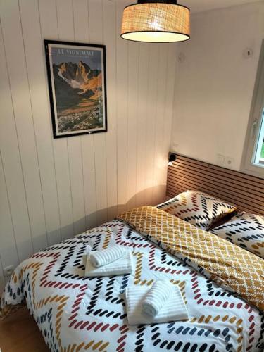 une chambre avec un lit avec une couette dessus dans l'établissement Balcon plein sud, piscine/spa, à Luz-Saint-Sauveur