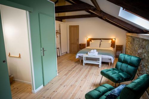 Montfort-en-ChalosseにあるLes Chemins de Berdisのベッドルーム1室(ベッド1台、ソファ、テーブル付)