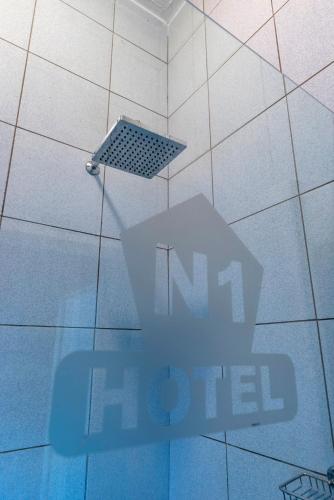 N1 Hotel Samora Machel Harareに飾ってある許可証、賞状、看板またはその他の書類