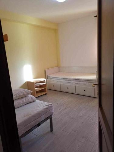 um quarto vazio com uma cama e uma cama sidx sidx em Bluelake Apartment 3 Omegna em Omegna