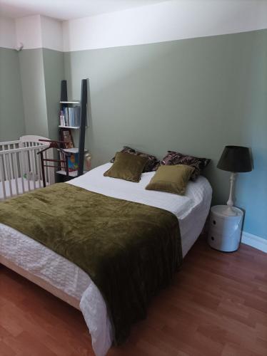 une chambre avec un grand lit et une lampe dans l'établissement Chambre d'hotes, à Voivres-lès-le-Mans