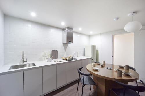 Aank Hotel Busan Nampoにあるキッチンまたは簡易キッチン