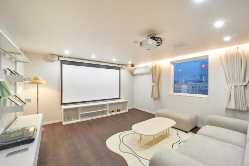 Aank Hotel Busan Nampoにあるテレビまたはエンターテインメントセンター