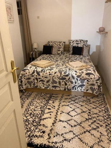 une chambre avec un lit et un tapis dans l'établissement Appartement Marseille 12 Calme transport à proximité., à Marseille