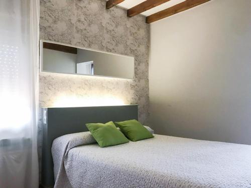 Un dormitorio con una cama con almohadas verdes. en Espectacular casa con piscina y jardín, en Oruña
