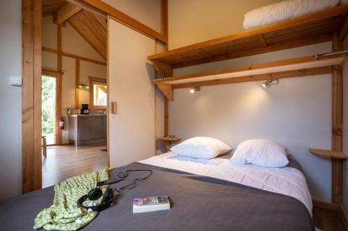 Łóżko lub łóżka w pokoju w obiekcie Huttopia Bozel en Vanoise