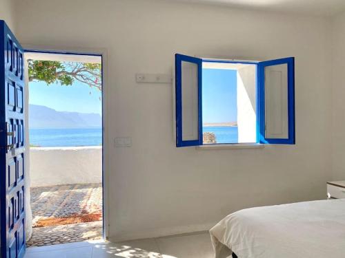 Pedro BarbaにあるVilla Ocean Viewのベッドがあり海が見える寝室