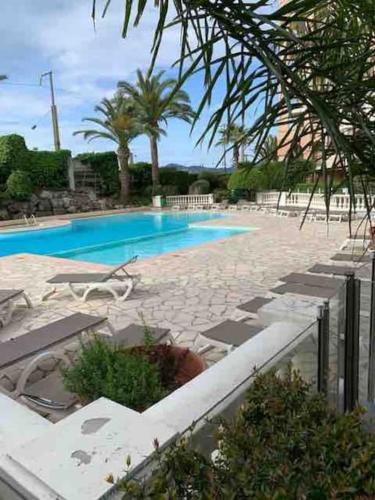 - une piscine avec un complexe dans l'établissement VUE MER 4 pers. 50 m plage Clim Piscine Parking HH FERNANDE, à Cannes