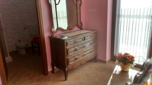 a dresser with a mirror on top of it in a room at il Balcone sul Monferrato in Tonco