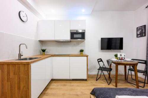 Kuchyňa alebo kuchynka v ubytovaní Cracow Rent Apartments - spacious apartments for 2-7 people in quiet area - Kolberga Street nr 3 - 10 min to Main Square by foot