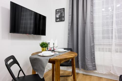Televízia a/alebo spoločenská miestnosť v ubytovaní Cracow Rent Apartments - spacious apartments for 2-7 people in quiet area - Kolberga Street nr 3 - 10 min to Main Square by foot