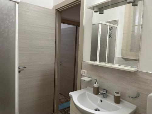 ein Bad mit einem Waschbecken und einem Spiegel in der Unterkunft La Casa di Giusy in Lampedusa
